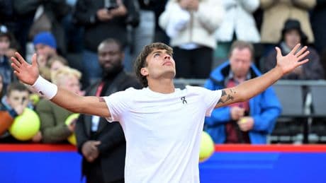 Tennis : Cobolli sort vainqueur d’un match à rebondissements face à Etcheverry et rallie la finale à Hambourg