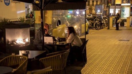 El Ayuntamiento de Barcelona sanciona a 47 bares por tener estufas de gas en las terrazas