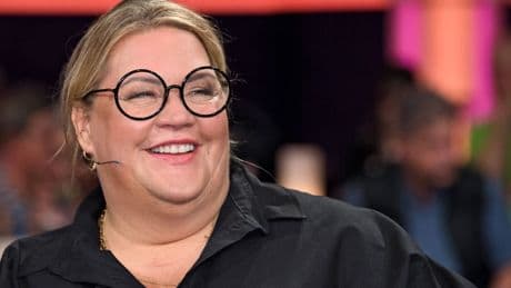 Ilka Bessin oben ohne im Pool: Mutiges Foto begeistert Fans