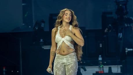 Lola Índigo &#039;incendia&#039; Madrid con el &#039;look&#039; más chic de su concierto: con perlas y transparencias