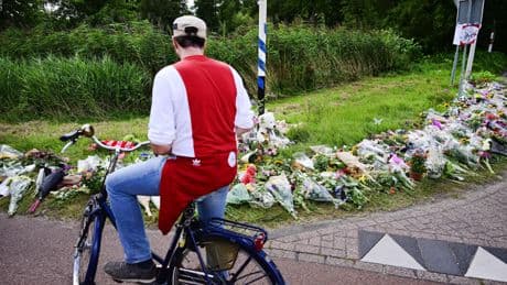 Ajax-fans klappen in 17e minuut ter nagedachtenis van vermoorde Lisa uit Abcoude: ’Lieve Lisa, dappere strijder’