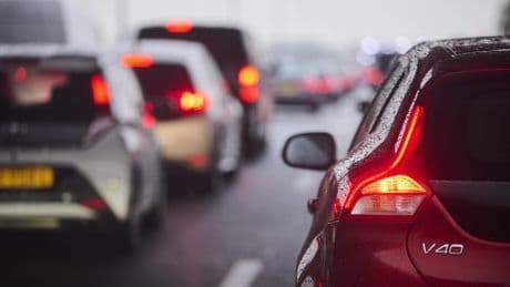 Vrijdag mogelijk drukke avondspits wegens Pinksteren en regen: ’Ga goed voorbereid op pad’