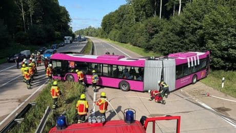 A24: Ersatzverkehr-Bus verunglückt auf Autobahn nach Hamburg