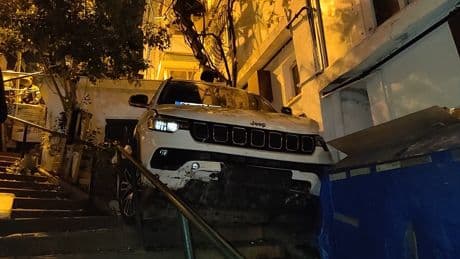 İstanbul'da bir garip kaza: Cip bina boşluğuna uçtu!