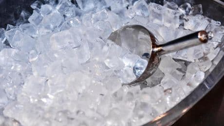 Menos hielos en plena ola de calor: sus ventas caen un 20% y encienden alarmas de 'pinchazo' en bares y chiringuitos