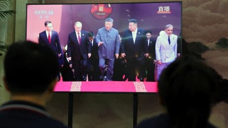 À Pékin, le président Xi Jinping accueille Vladimir Poutine et Kim Jong-un à son grand défilé militaire