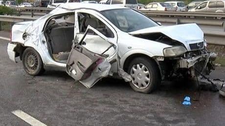 Tuzla’da bariyerlere çarpan otomobil takla atarak savruldu! Ölü ve yaralılar var