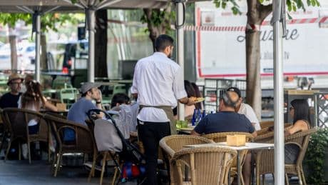 La OIT pide a España que reduzca la jornada laboral diaria y pague más las horas extra
