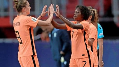 Andries Jonker kampt met spitsenprobleem: ’We willen Vivianne Miedema dan minuten laten maken’