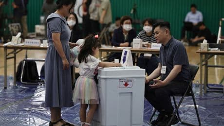 Corea del Sur gira a la izquierda con el ex activista Lee Jae-myung como nuevo presidente tras seis meses de agitación política, según los sondeos
