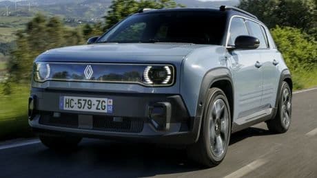 R4, torna l'auto in jeans. Al volante del modello Renault, ora solo elettrico, che reinterpreta i valori che resero celebre l?originale