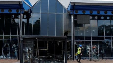 Incendian un refugio de inmigrantes en la tercera noche de disturbios racistas en Irlanda del Norte
