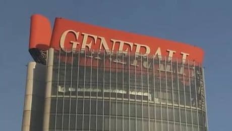 Milano, paura a City Life. Collassa l'insegna sulla Torre Hadid a 192 metri di altezza