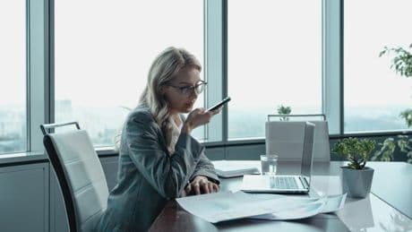"Les phrases sont ponctuées de 50 'euh'...": les messages vocaux débarquent au bureau, certains n'en peuvent plus, d'autres adorent