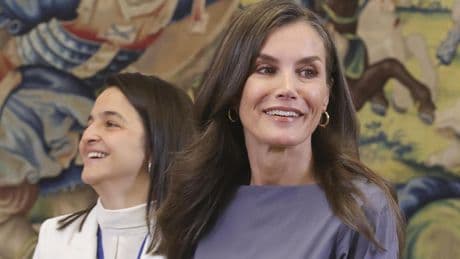 Letizia, la única mujer en España que no tiene calor: su vestido de manga larga para tres audiencias en Zarzuela