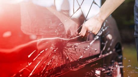 Berlin - Unbekannte ritzen Hakenkreuze in Autos