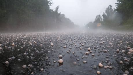 Sintflutartige Regenfälle, Hagel, Blitze - Neue Superzellen! Auch heute Unwetter-Warnung