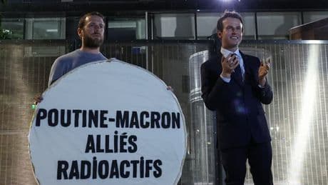 "À eux de la récupérer": Greenpeace rend la statue volée d'Emmanuel Macron et la dépose devant le siège d'EDF à Paris