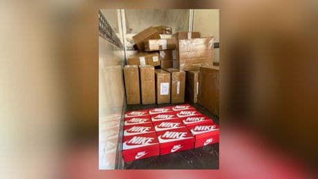 Marseille : la police municipale contrôle un camion mal garé... et découvre 600 paires de chaussures de contrefaçon
