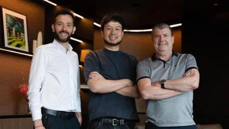Kiat Lim y la cúpula del Valencia acuden a Paterna y saludan a la plantilla