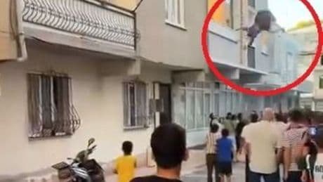 Önce çocuğunu sonra kendini attı