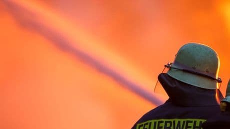 Gasflasche explodiert: Feuer in Lagerhalle in Dietzenbach