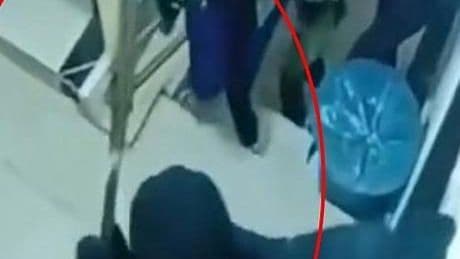 Mardin'de kar maskeli 4 kişi husumetlilerinin kapısını parçaladı! İşte o anlar