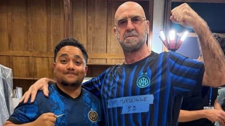 Cantona in maglia Inter accende la finale Champions: sfott&ograve; e messaggio al Psg
