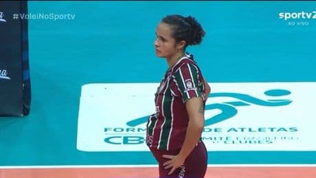 Cómo jugar al voleibol embarazada de cinco meses: "Hay cosas que no puedo hacer, como caerme de barriga"