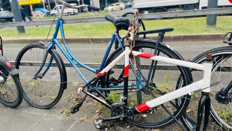 Verstopfte Parkplätze: Städte entfernen Schrotträder – bauen aber auch Stellplätze