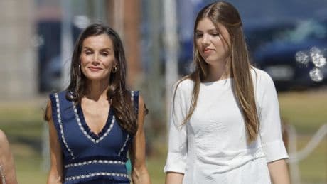 La reina Letizia se reinventa con un vestido boho y la infanta Sofía opta por una sencilla elegancia en Marín