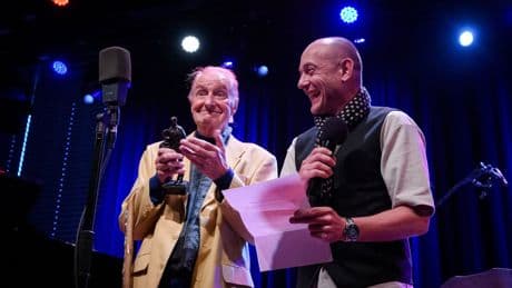 Teder is het sleutelwoord op verjaardagsconcert van de 90-jarige John Engels, de ‘koning van de brushes’
