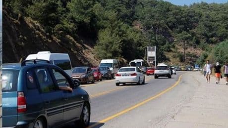 Fethiye-Ölüdeniz kara yolunda tatilciler yaklaşık 3 kilometrelik araç kuyruğu oluşturdu