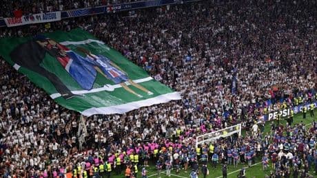 El tifo con el que la afición del PSG homenajeó a Luis Enrique y a su hija Xana