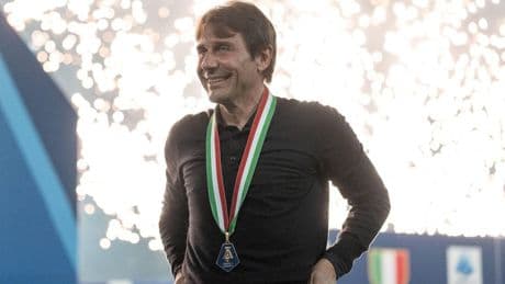 Antonio Conte euforisch na titel met Napoli: ’Ik dacht toen: als we ze laten zitten, moeten we dat heel lang meedragen’