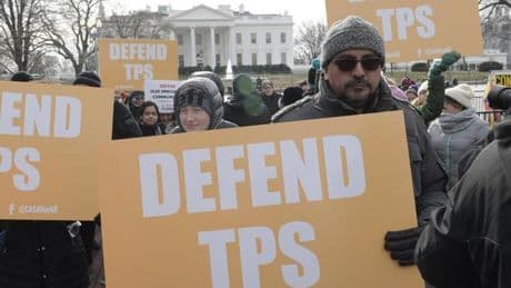 El Supremo de EEUU permite a Trump retirar la residencia temporal a 532.000inmigrantes