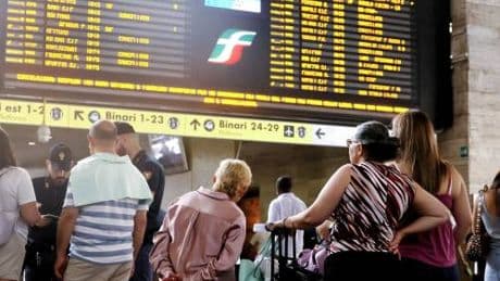 Sciopero dei treni, cancellazioni e ritardi fino a due ore: caos a Roma e Milano