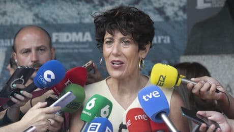 Elma Saiz pide que no se revele el destino de los menas de Canarias: "Hemos tenido que retirar una pancarta nazi"