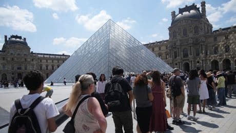 Rien ne va plus!  - Louvre-Besucher stehen vor verschlossenen Türen