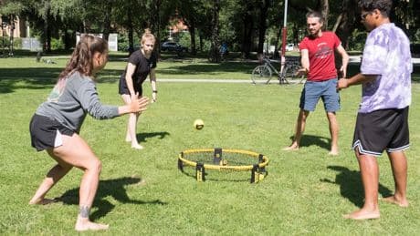 Spikeball: Trendsport aus den USA: Das ist "Roundnet" – und das sind die Spielregeln