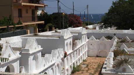 Un cementerio junto al mar