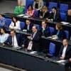 Rund 12.000 Menschen pro Jahr betroffen: Bundestag stimmt für teilweise Aussetzung des Familiennachzugs