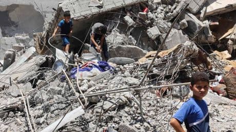 Gaza, venti civili uccisi nella ressa per gli aiuti "Hamas tra la folla"