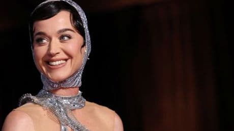 Katy Perry: Sängerin bereitet sich mit Büchern zur Stringtheorie aufs All vor