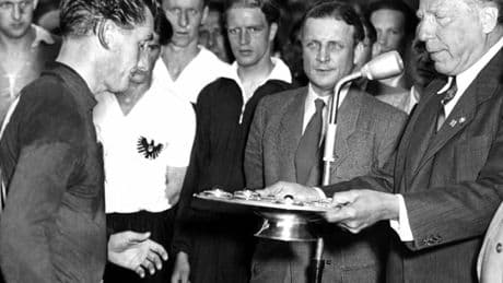 80 Jahre Kriegsende und der deutsche Fußball: Erst spät erwacht das Gewissen