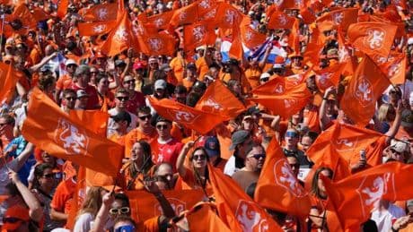 Sie hüpfen wieder – Hier machen Niederlande-Fans die Schweiz unsicher