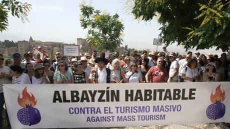 Miles de personas claman contra el turismo masivo en San Sebastián, Barcelona, Granada y Palma