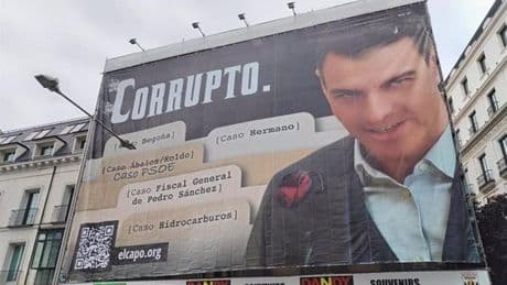 Un juez ordena retirar la lona gigante que acusaba a Sánchez de «corrupto» frente al Congreso