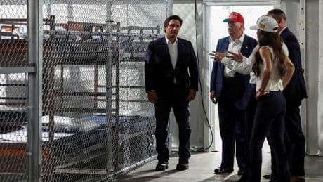 Trump inaugura 'Caimán Alcatraz', la prisión de Florida para encerrar a miles de inmigrantes