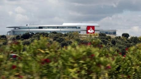 El Santander reubicará en Madrid a más de 100 empleados de varias provincias en pleno proceso para reducir su estructura